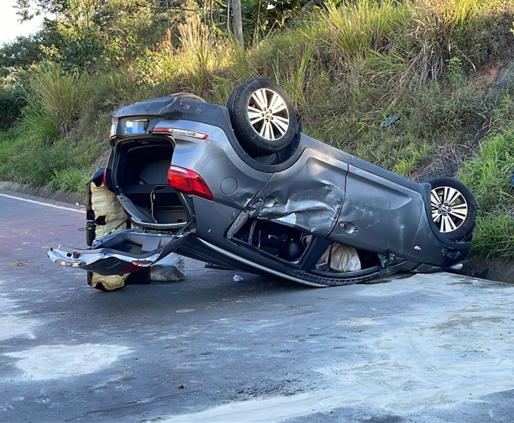 Acidente Via Rápida: Motorista capota carro e veículo despenca de seis metros de altura