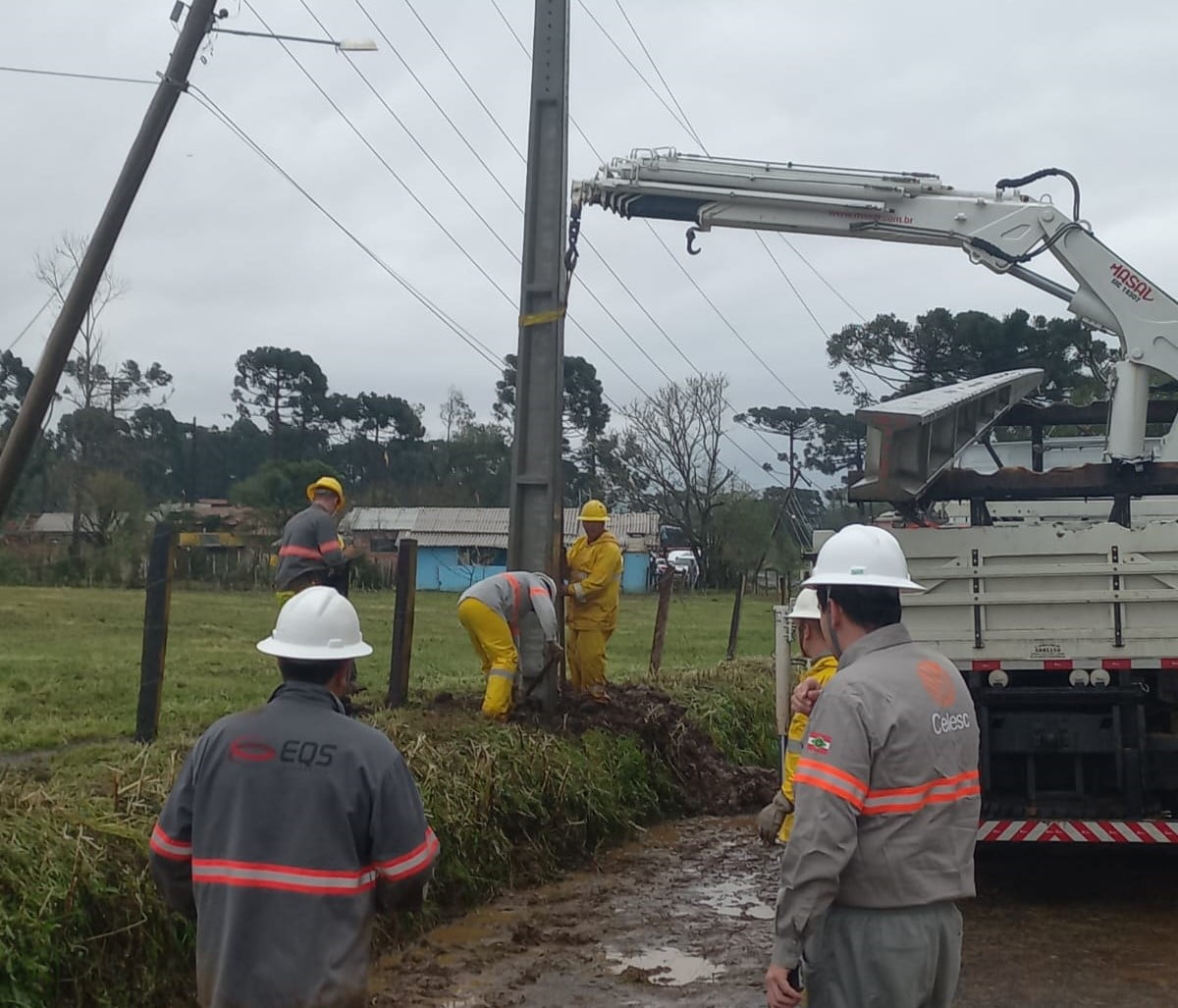 Celesc reforça orientações de segurança para evitar acidentes junto à rede elétrica