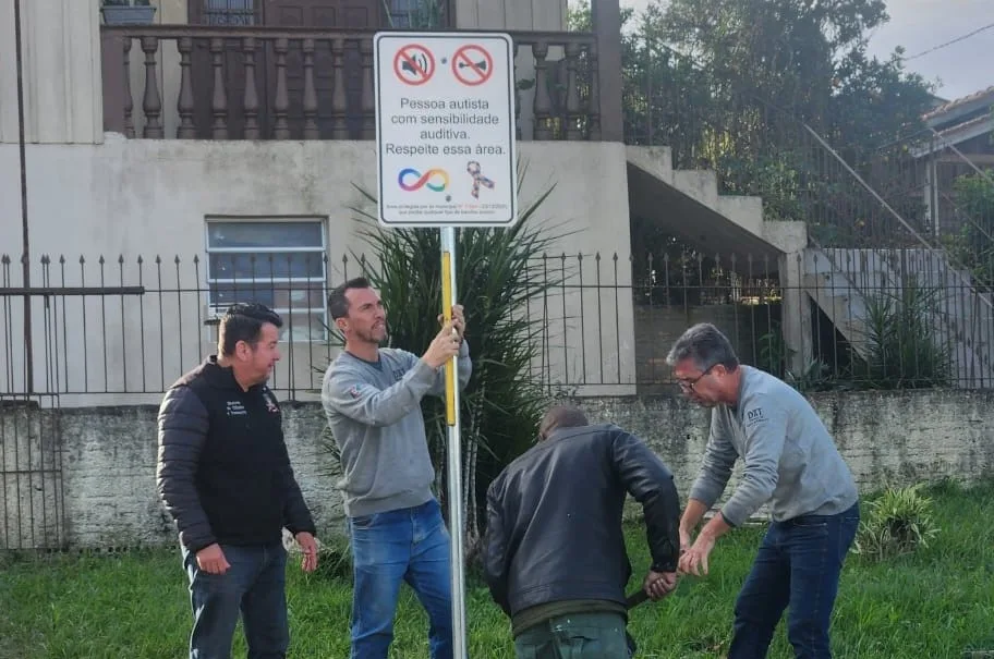 Compromisso com inclusão: 70 novas placas de “Ambiente silencioso” são instaladas em benefício de pessoas com TEA