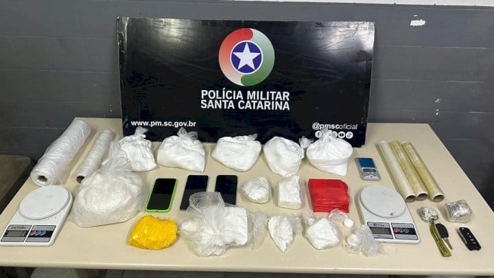 Dupla é detida com mais de oito quilos de cocaína em Criciúma